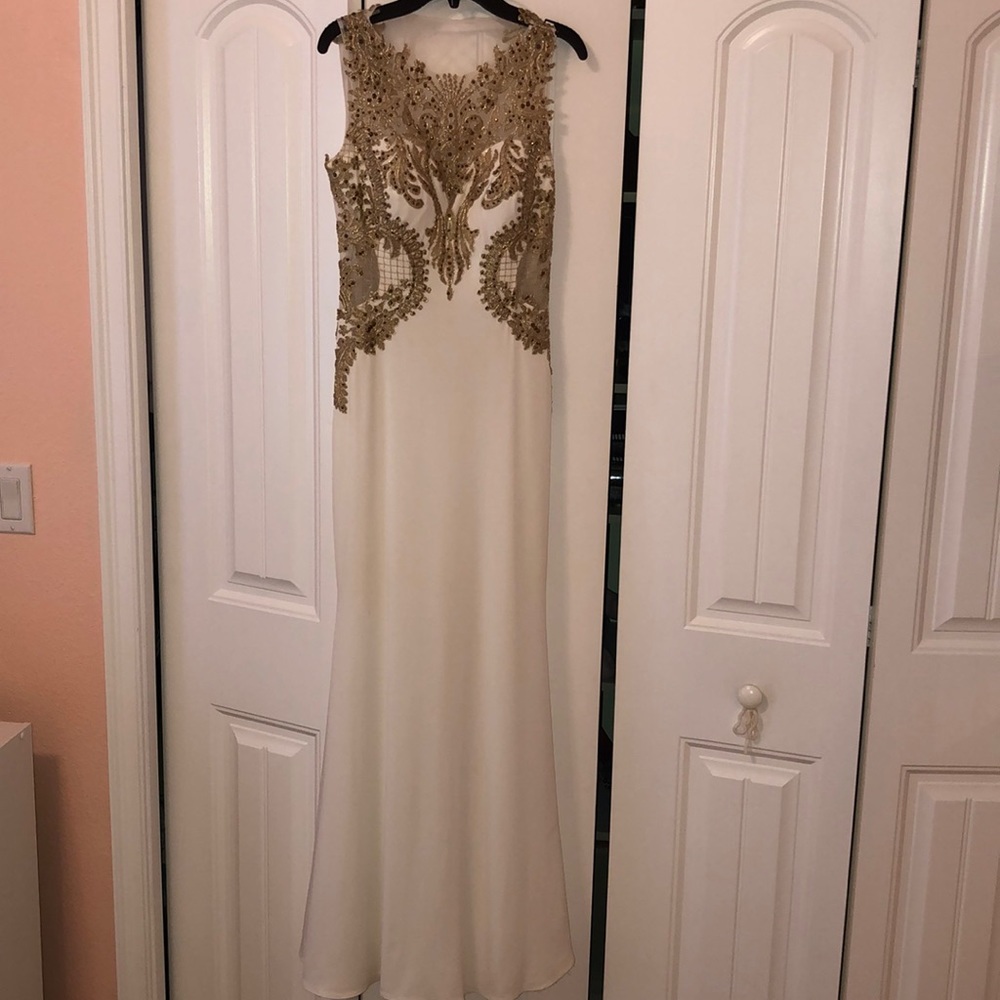 Stunning formal dress!